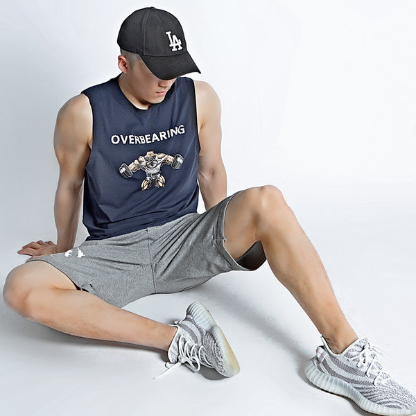 Muška pamučna majica bez rukava s ovalnim izrezom i aplikacijom