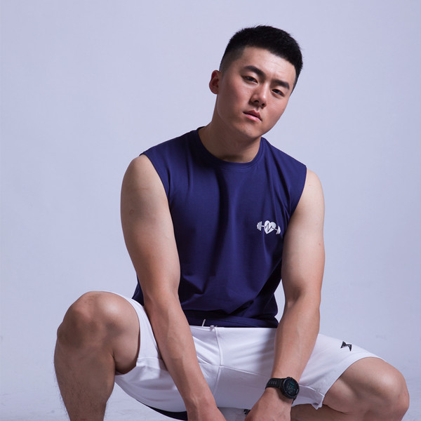 Muška pamučna majica bez rukava s ovalnim izrezom i aplikacijom