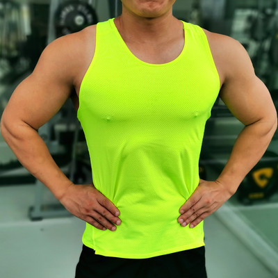 Ανδρικό μονόχρωμο φανελάκι με στρογγυλή λαιμόκοψη κατάλληλο για σπορ