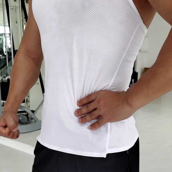 Ανδρικό μονόχρωμο φανελάκι με στρογγυλή λαιμόκοψη κατάλληλο για σπορ