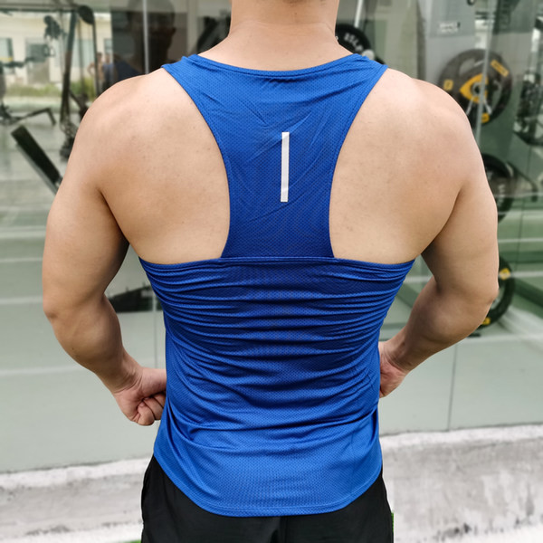 Ανδρικό μονόχρωμο φανελάκι με στρογγυλή λαιμόκοψη κατάλληλο για σπορ