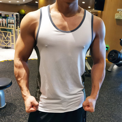 Sportolásra alkalmas férfi testre szabott felső, felirattal