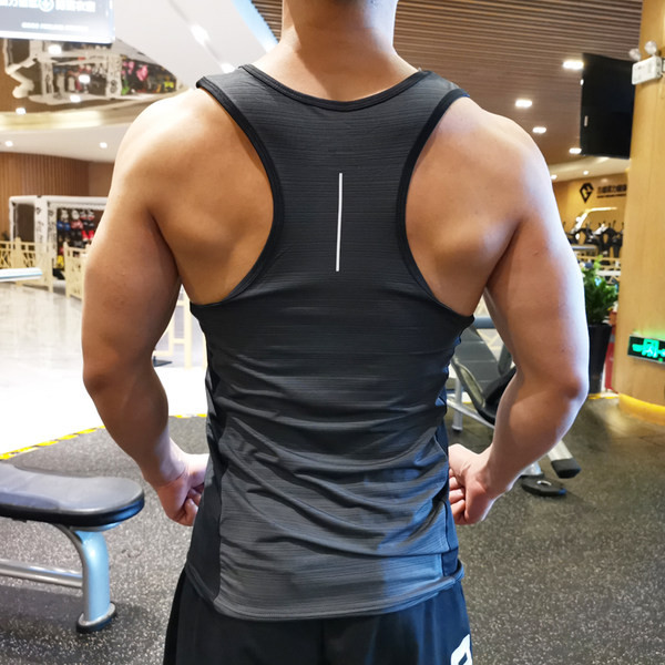 Sportolásra alkalmas férfi testre szabott felső, felirattal