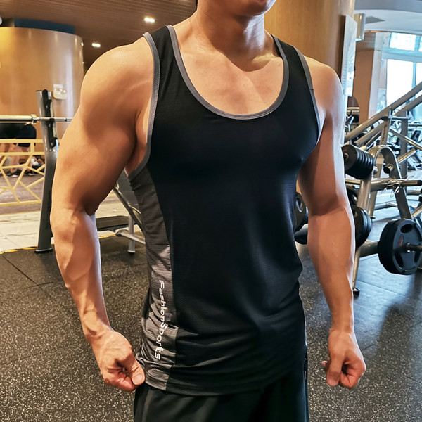 Sportolásra alkalmas férfi testre szabott felső, felirattal