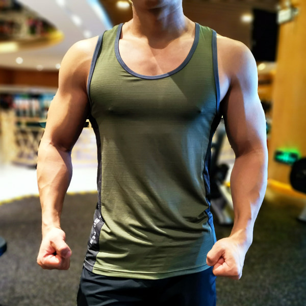 Sportolásra alkalmas férfi testre szabott felső, felirattal