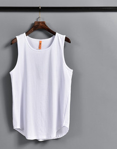 Férfi sportcipő ovális nyakkivágással - tiszta modell