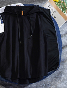 Sportlik meeste asümmeetriline kapuutsiga topp