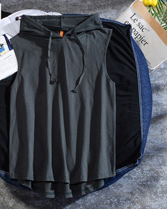 Sportlik meeste asümmeetriline kapuutsiga topp