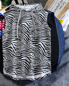 Sportlik meeste asümmeetriline kapuutsiga topp