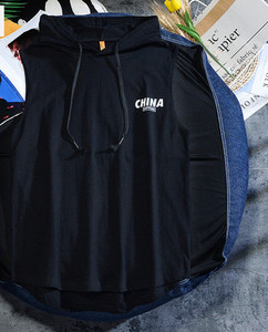 Sportlik meeste asümmeetriline kapuutsiga topp