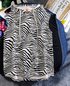 Sportlik meeste asümmeetriline kapuutsiga topp