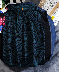 Sportlik meeste asümmeetriline kapuutsiga topp