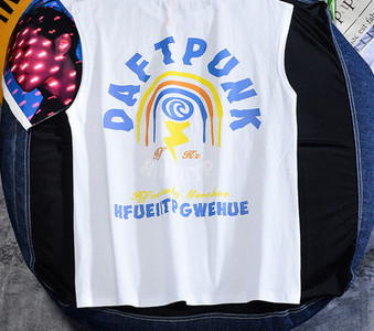 Meeste igapäevane sporditank aplikatsiooni ja pealdisega