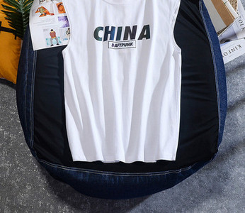 Meeste igapäevane sporditank aplikatsiooni ja pealdisega