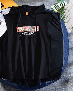 Új modell férfi felső, kapucnival és feliratos nyomattal