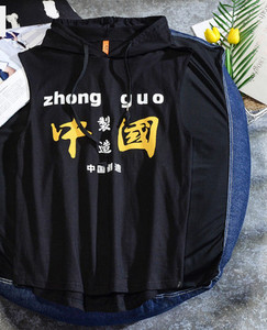 Új modell férfi felső, kapucnival és feliratos nyomattal