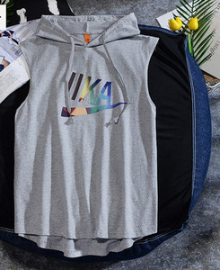 Új modell férfi felső, kapucnival és feliratos nyomattal