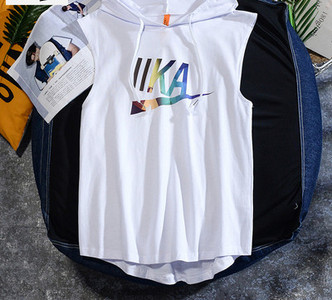 Meeste vabaaja topp lipsude ja kapuutsiga