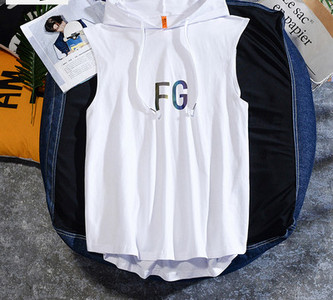 Meeste vabaaja topp lipsude ja kapuutsiga