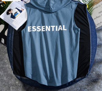 Meeste vabaaja topp lipsude ja kapuutsiga