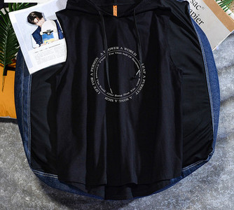 Meeste vabaaja topp lipsude ja kapuutsiga