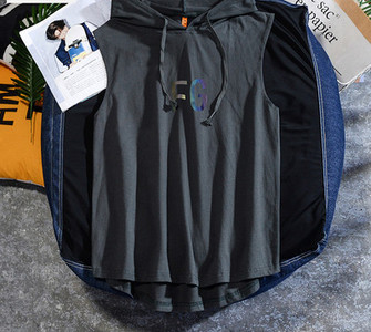 Meeste vabaaja topp lipsude ja kapuutsiga