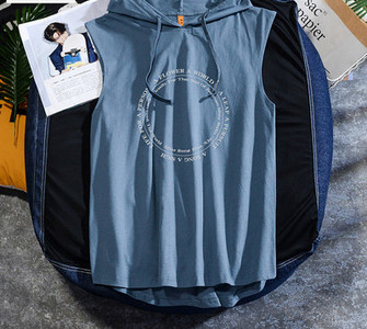 Meeste vabaaja topp lipsude ja kapuutsiga