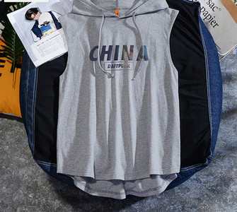 Meeste vabaaja topp lipsude ja kapuutsiga