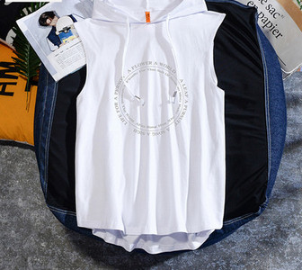 Meeste vabaaja topp lipsude ja kapuutsiga