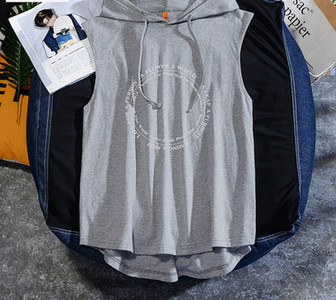 Meeste vabaaja topp lipsude ja kapuutsiga