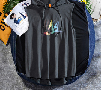 Meeste vabaaja topp lipsude ja kapuutsiga