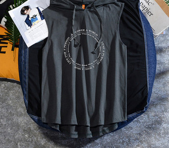 Meeste vabaaja topp lipsude ja kapuutsiga