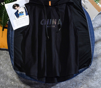 Meeste vabaaja topp lipsude ja kapuutsiga