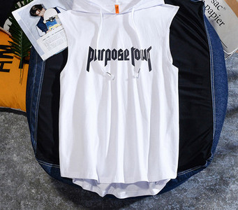 Meeste vabaaja topp lipsude ja kapuutsiga