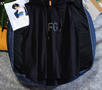 Meeste vabaaja topp lipsude ja kapuutsiga