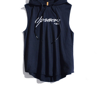 Meeste vabaaja topp lipsude ja kapuutsiga