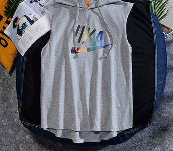 Meeste vabaaja topp lipsude ja kapuutsiga