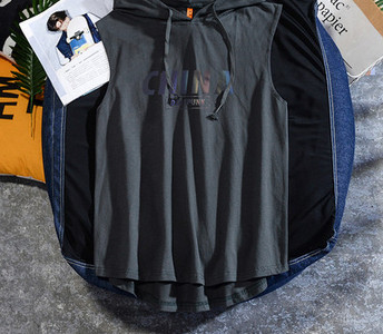 Meeste vabaaja topp lipsude ja kapuutsiga