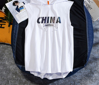 Meeste vabaaja topp lipsude ja kapuutsiga