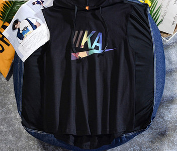 Meeste vabaaja topp lipsude ja kapuutsiga