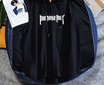 Meeste vabaaja topp lipsude ja kapuutsiga