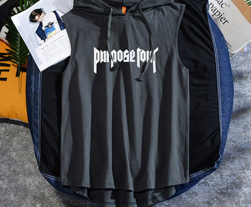 Meeste vabaaja topp lipsude ja kapuutsiga