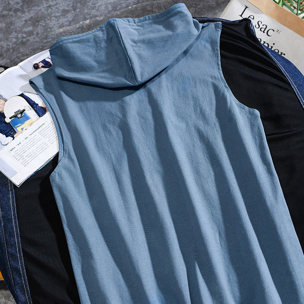 Meeste vabaaja topp lipsude ja kapuutsiga