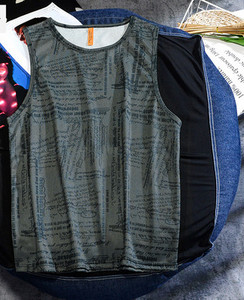 Καθημερινό ανδρικό φανελάκι με πολύχρωμο σχέδιο