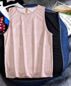 Καθημερινό ανδρικό φανελάκι με πολύχρωμο σχέδιο