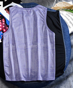 Καθημερινό ανδρικό φανελάκι με πολύχρωμο σχέδιο