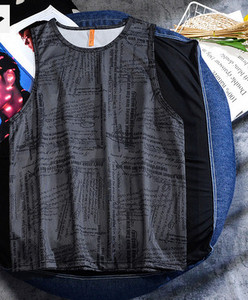 Καθημερινό ανδρικό φανελάκι με πολύχρωμο σχέδιο