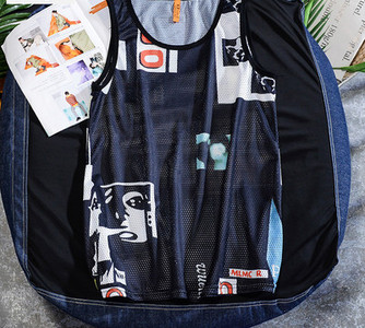 Καθημερινό ανδρικό φανελάκι με πολύχρωμο σχέδιο