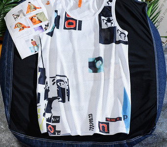 Καθημερινό ανδρικό φανελάκι με πολύχρωμο σχέδιο