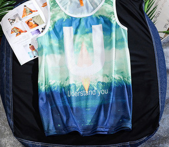 Καθημερινό ανδρικό φανελάκι με πολύχρωμο σχέδιο